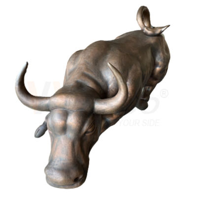 A vaca de bronze antiga dá forma à escultura que dobra a fabricação de aço inoxidável feita sob encomenda