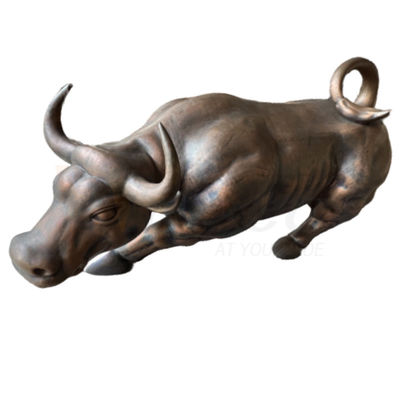 A vaca de bronze antiga dá forma à escultura que dobra a fabricação de aço inoxidável feita sob encomenda