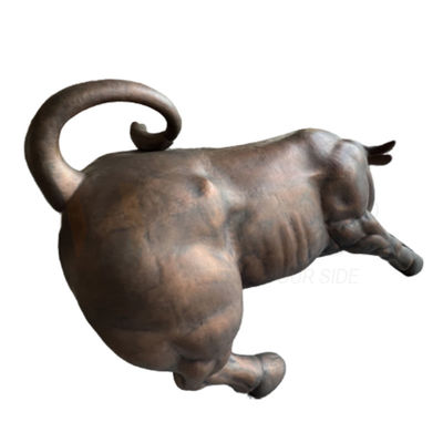 A vaca de bronze antiga dá forma à escultura que dobra a fabricação de aço inoxidável feita sob encomenda